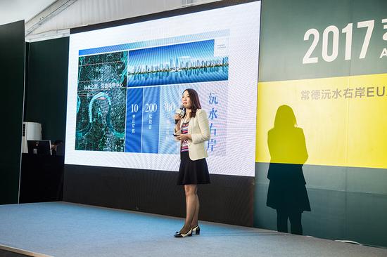 常德市江南城市發(fā)展有限公司董事副總經(jīng)理谷穗則為現場(chǎng)觀(guān)眾介紹了這個(gè)投資超過(guò)200億元、面積300萬(wàn)平方、持續建設8到10年的沅水右岸如何建構城市·人·生活三者之間的關(guān)系